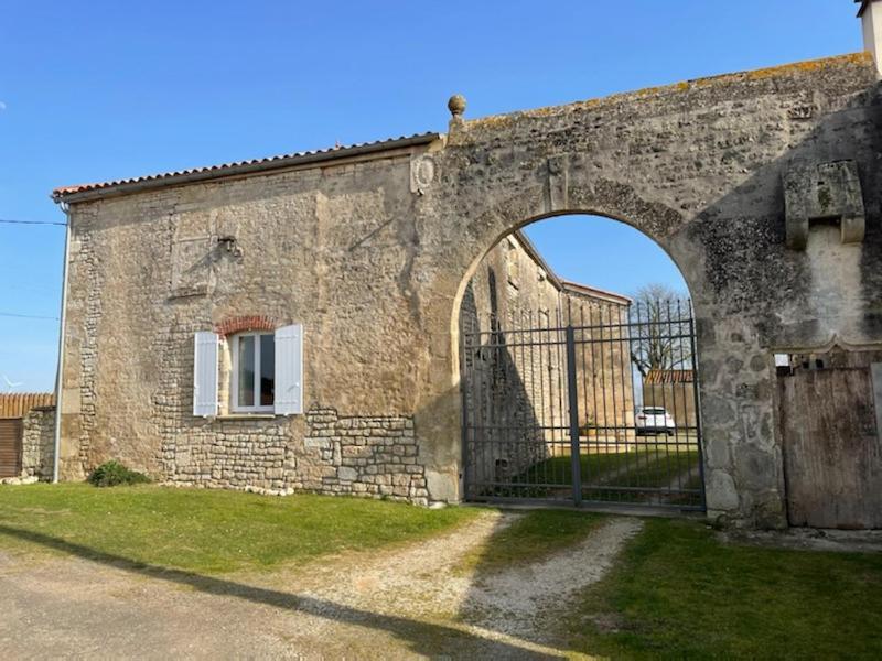 La Commanderie Des Templiers Gite 4 Etoiles Saint-Etienne-de-Brillouet Luaran gambar